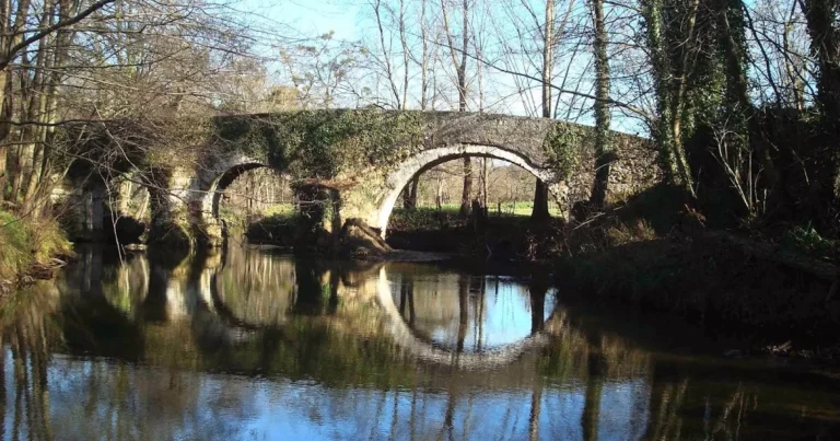 Puente romano de Colloto sobre el río Nora en Siero, Asturias.