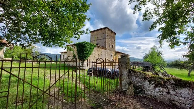 Palacio histórico de Meres en Siero, Asturias, rodeado de naturaleza.