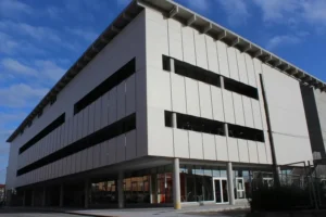 Fachada moderna de la Casa de la Cultura de Lugones, un edificio cultural y de eventos en el concejo de Siero.