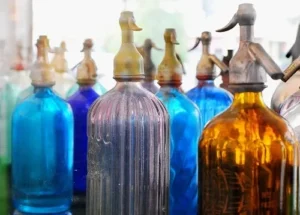 Botellas antiguas de sifón en el Museo del Sifón La Cotorra en Siero, Asturias.