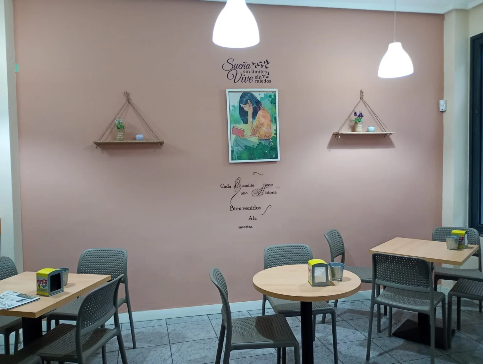 Interior del Café Bar Dago en Pola de Siero con mesas modernas, decoración cálida y ambiente tranquilo ideal para desayunos, tapas y café