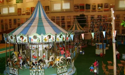 Carrusel en miniatura en el Museo de la Romería Manolito El Pegu en Siero, Asturias.