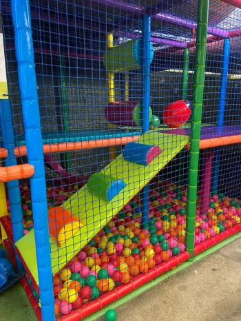 Parque de bolas infantil en Sidrería Victorín en Pola de Siero