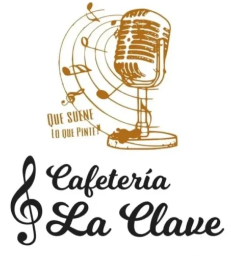 Logotipo de la Cafetería La Clave en Lugones, con un micrófono dorado, notas musicales y el lema “Que suene lo que pinte”.